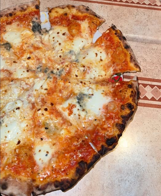 Holzofenpizza Margherita mit vier Käsesorten