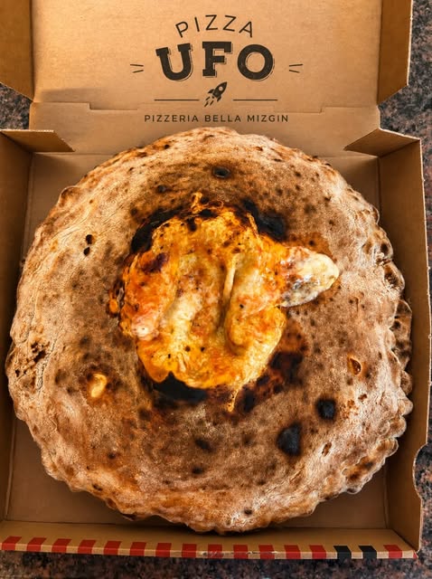 Pizza Ufo in der Pappschachtel mit Bella-Mizgin-Branding