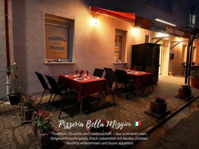 Terrasse der Pizzeria Bella Mizgin am Abend